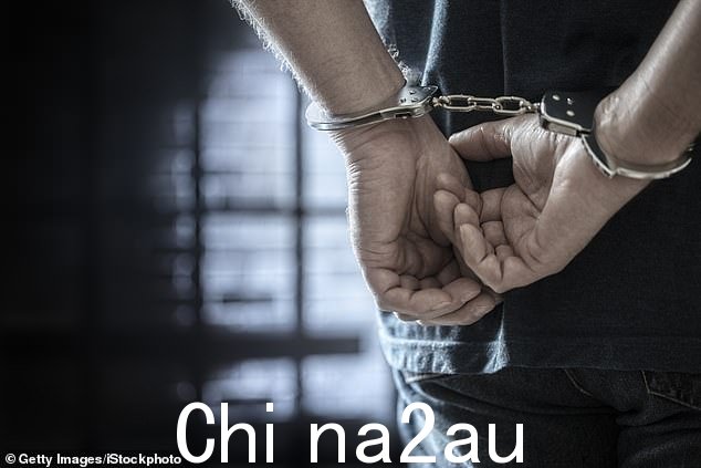 Gavin Fineff 从十几个受害者那里偷走了 60,000 美元到 745,000 美元不等的金额。图中是一个戴着手铐的男人的图片