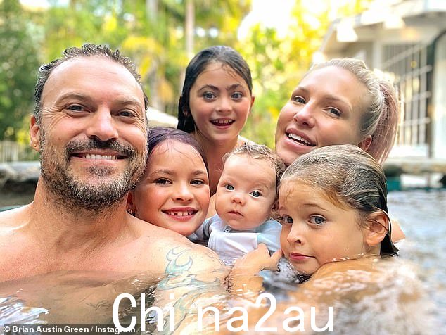 大家庭:Green 与前妻 Megan 分享了 10 岁的 Noah、8 岁的 Bodhi 和 6 岁的 Journey,并在 6 月与女友 Sharna Burgess 迎来了一个名叫 Zane 的儿子
