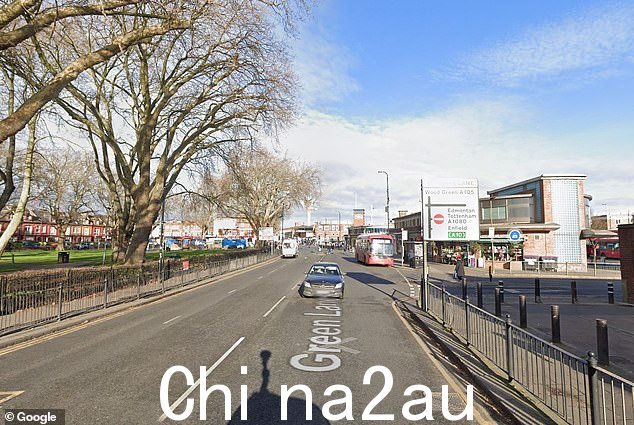 一名 8 岁男孩在恩菲尔德的绿道(如图)被车撞后死亡(文件图片)