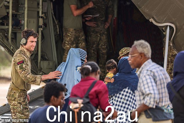 皇家海军陆战队员在机场撤离英国公民期间协助撤离人员登上英国皇家空军 C-130