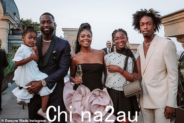 混合家庭:Zaya 与她的哥哥 Zaire、继母、父亲 Dwyane 和同父异母的妹妹、三岁的 Kaavia James