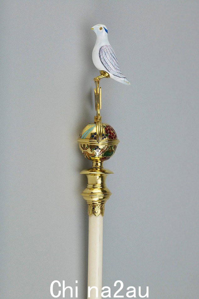 Queen Consort's Ivory Rod with Dove,一个有争议的物品,因为它含有象牙,威尔士亲王反对