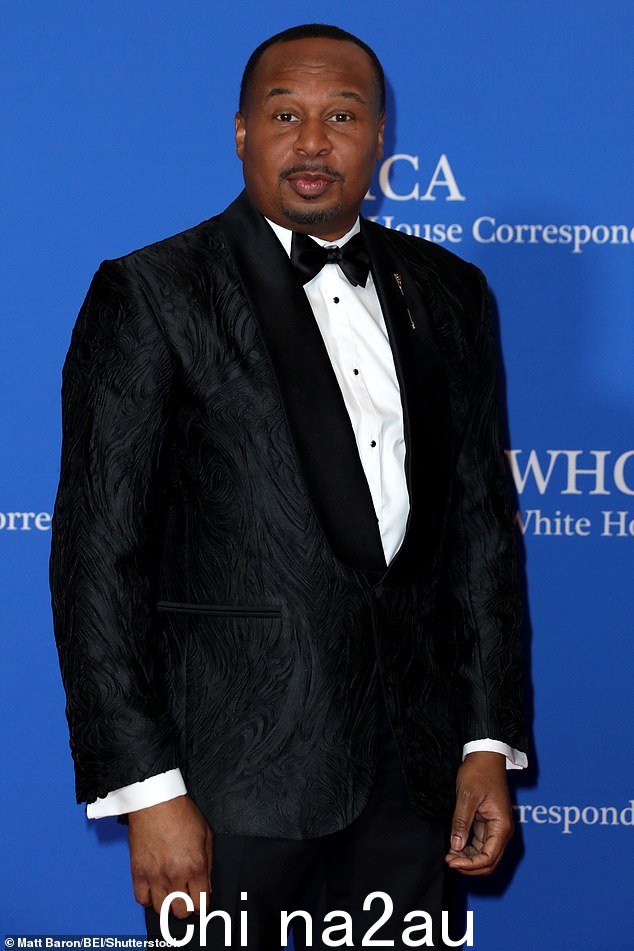 还看到到达的是头条新闻每日秀记者 Roy Wood Jr.,他最近说他作为主持人的目标只是带着工作离开