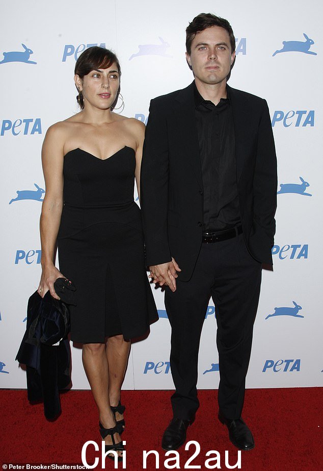 Casey Affleck 于 2010 年 9 月与 Summer Phoenix 合照。他在 2010 年被指控性骚扰