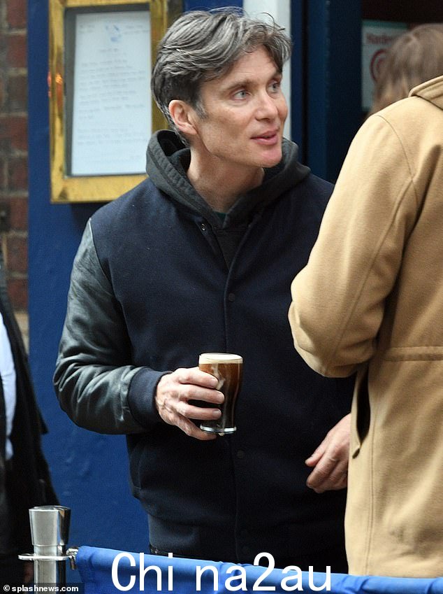 追赶:他看上去精神很好,在他们的酒吧之旅中与 Steven 聊天时面带微笑