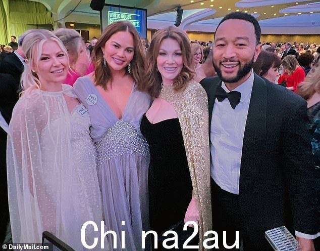 Madix 和 Vanderpump 与超模 ChrissyTeigen 和 EGOT John Legend 合照