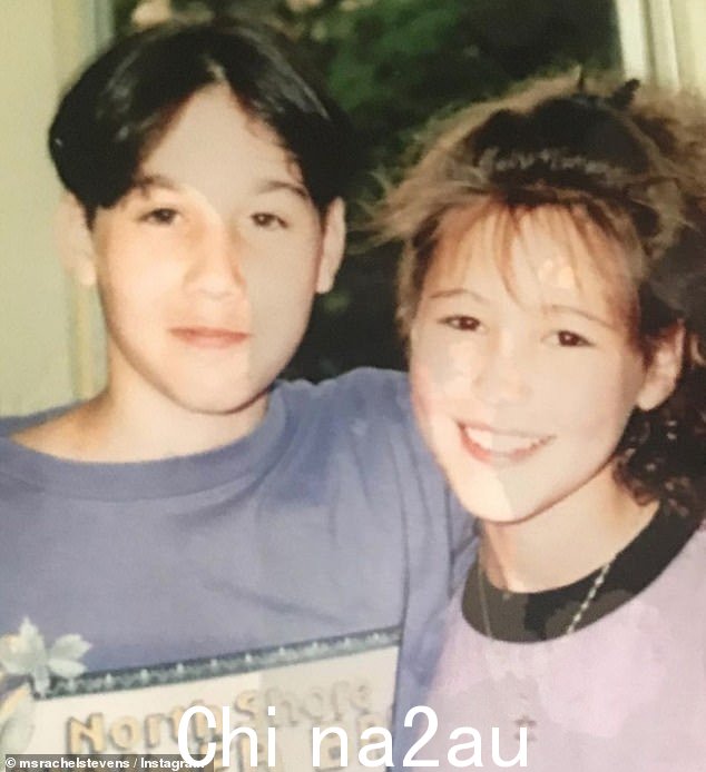 Sweethearts: Rachel 和 Alex 是青梅竹马,他们在 12 岁时短暂约会并在青年俱乐部相遇