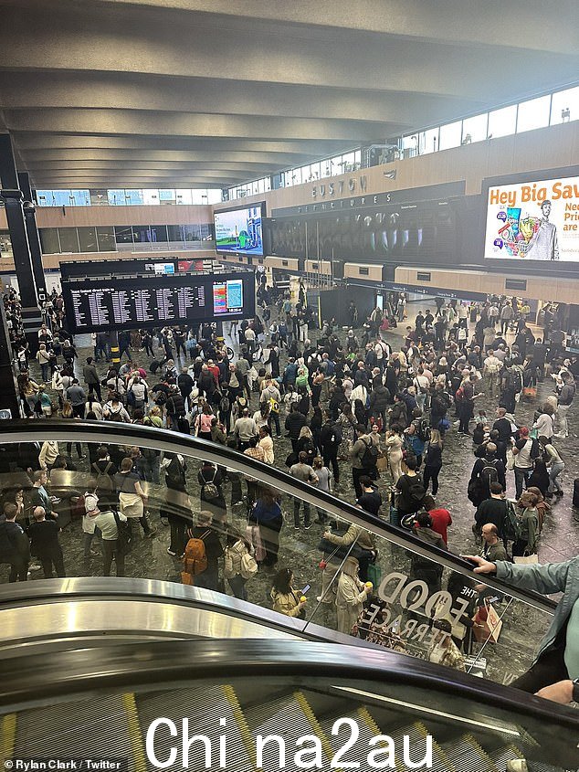 Packed: 这位 34 岁的主持人周六在火车上发布了一系列推文,让粉丝们歇斯底里,火车从伦敦尤斯顿车站开始