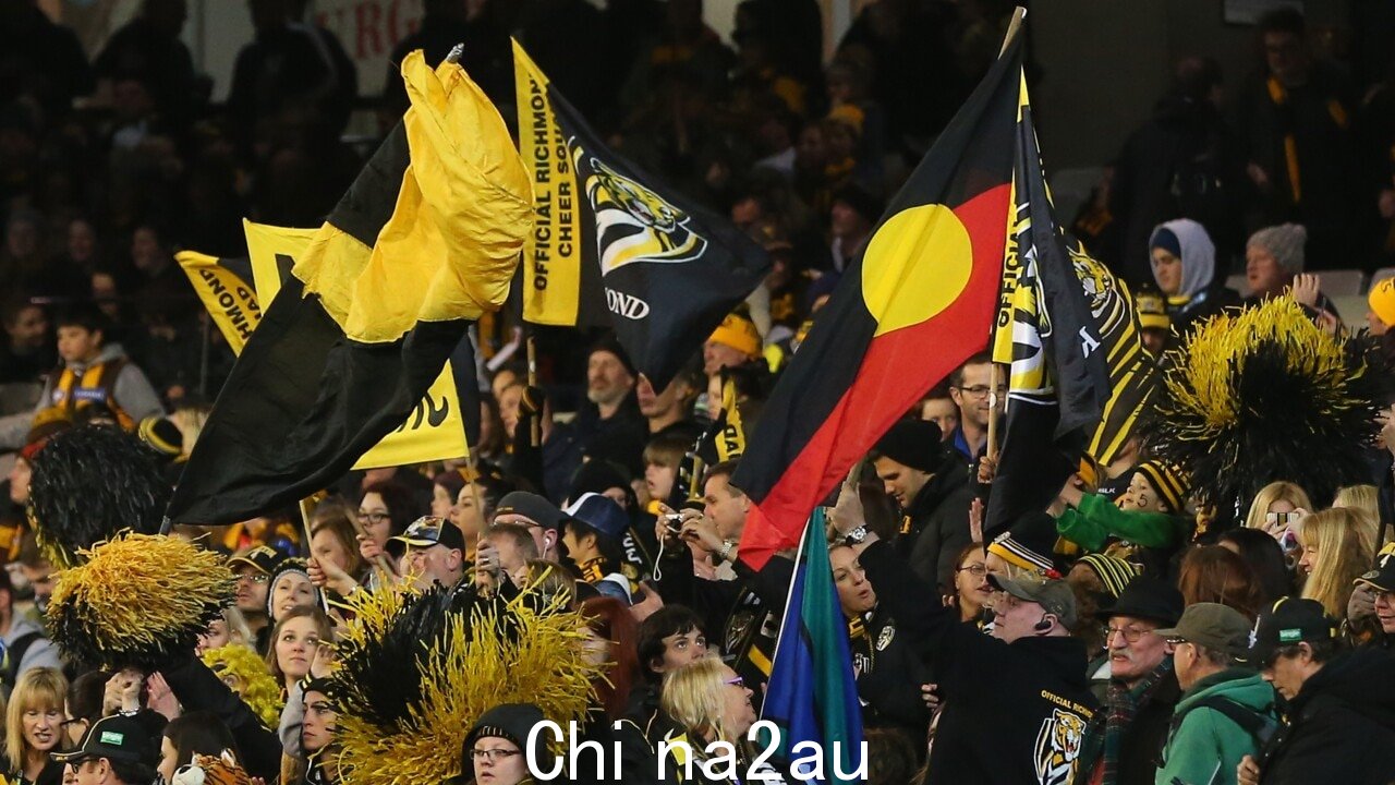 '坚持他们的编织':Chris Kenny 猛烈抨击 AFL 的“情感欺凌”以推动 Voice”” /><p>澳大利亚天空新闻主持人 Chris Kenny 猛烈抨击 AFL 试图“向俱乐部施压”以支持议会的 Indigenous Voice。</p><p >在一份泄露给先驱太阳报的备忘录中,AFL 的包容和社会政策总经理 Tany Hosch 详细说明了联盟希望所有 18 个俱乐部在 5 月 8 日之前对 Voice 表明立场——尽管议会尚未最终确定拟议的措辞。 </p><p>Kenny 在周一晚上的社论中将备忘录描述为“非常有问题”。</p><img class=