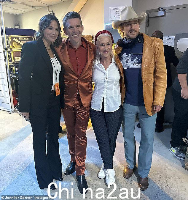 好朋友:这位 77 岁的表演者最终换上了白色纽扣衬衫和条纹裤与 Owen Wilson 和 Ethan Hawke 在后台的时光
