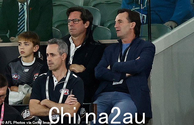 Dillon(右图与即将卸任的 CEO Gil McLachlan,左起第三位,周五圣基尔达 vs Port 比赛)要到 10 月 2 日才能接任最高职位