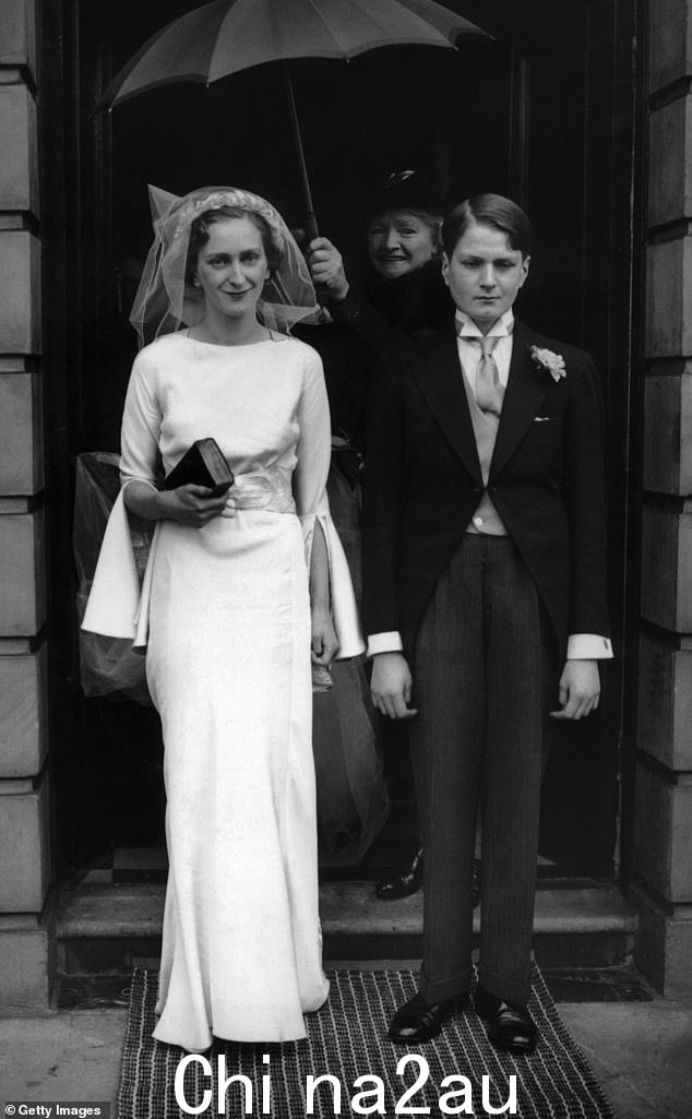 如图:Evelyn Waugh 和他的妻子 Laura Herbert,1937 年。Waugh 用他岳父的钱购买了 Piers Court