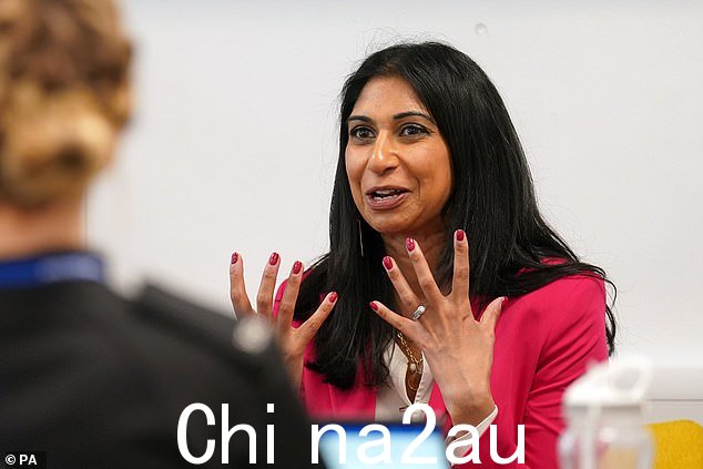 他已经攻击了 Suella Braverman 去年在下议院使用的语言,当时她抨击'阿尔巴尼亚罪犯'偷偷进入英国。