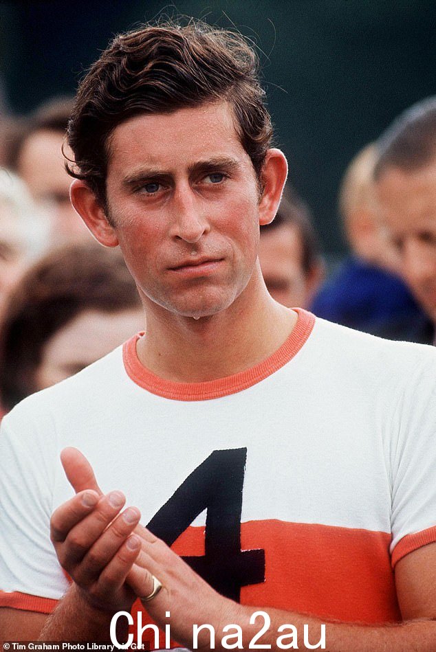 大汗淋漓: Charles feels the heat at a polo match in Windsor, 1975