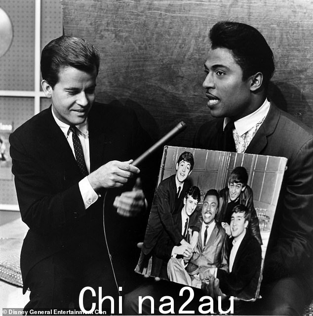 当一位名叫 Jimi Hendrix 的年轻吉他手加入他们的行列时,他既漂亮又才华横溢,他只坚持了几个星期。 Richard 解雇了他