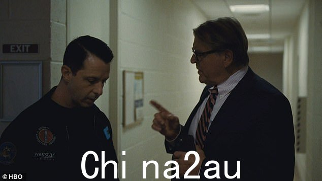 Karl:Roman 告诉 Kendall 他会‘杀死它’并告诉他‘打断那条腿’,因为 Kendall 在被 Karl(David Rasche)打断时走上舞台” class=