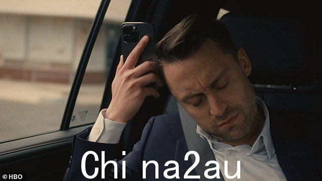 Roman:有人看到 Roman 在车里,播放他已故父亲的旧视频中的另一个篡改片段,他在视频中说,'我想发表我认为相当具有历史意义的声明。我确信 Roman Roy 有一个微型 d**k 并且总是弄错'