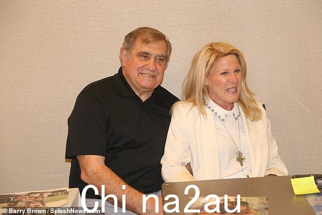 Alley 的造型:他在银幕上的妻子 Mills 选择了一件白色衬衫,搭配一条搭配悬垂项链的白色外套和搭配的白色裤子