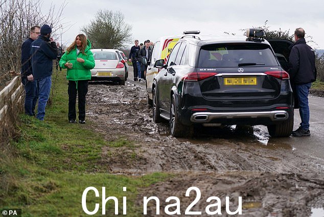 Jeremy Clarkson 的 Diddly Squat 农场的访客几周前用他们的 4x4 把草地边缘嚼烂了,因为当地人对新停车场的争吵加剧了