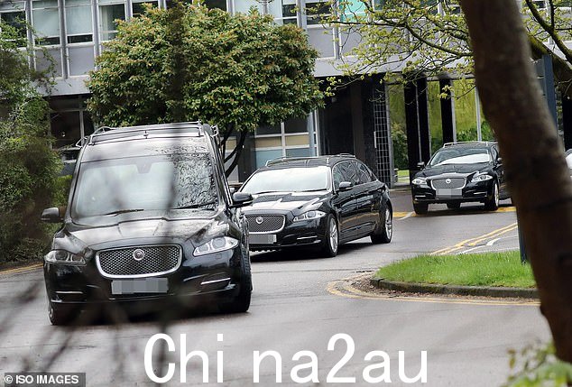 令人心烦意乱:有人发现葬礼队伍,灵车和鲜花拼出萝拉的名字,这周被发现到达了 BBC One 肥皂剧的片场