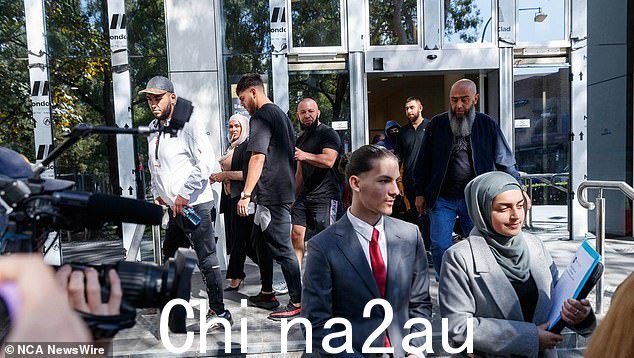 Adam Abdullah 的支持者出席了 Bankstown 地方法庭,他被拒绝保释。图为法庭外的支持者