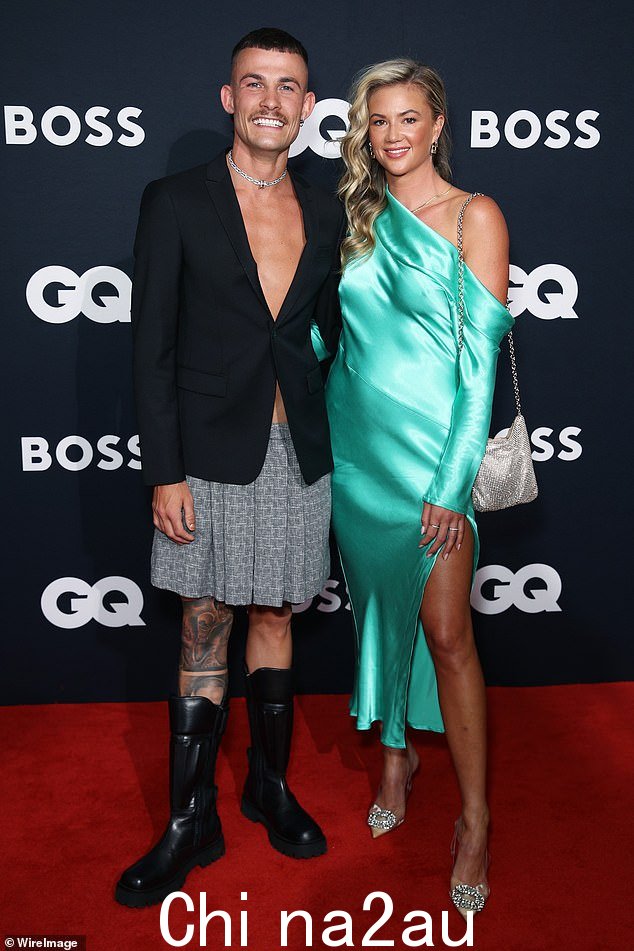 Garside 与 Ash Ruscoe 一起出席 2022 年在悉尼皇冠举行的 GQ 年度男士颁奖典礼