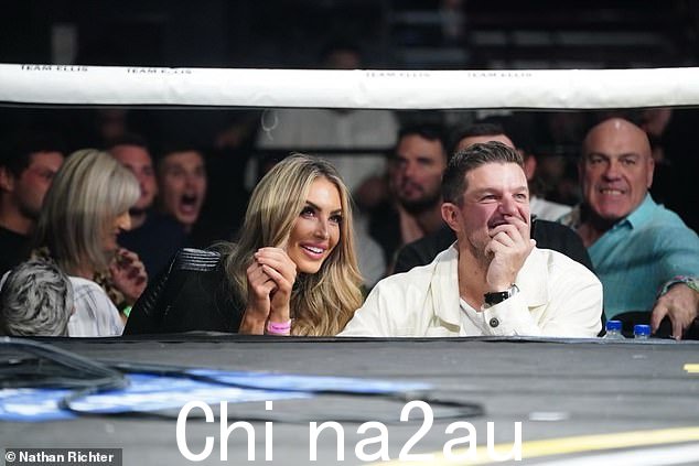 贾斯汀(右)被发现在周五晚上在墨尔本举行的埃利斯队名人拳击比赛中与单身汉'反派'塔什坎迪斯(左)约会