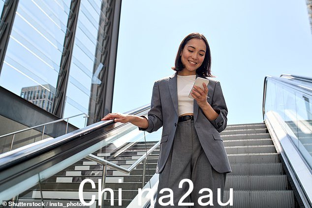由于联邦财长 Jim Chalmers 宣布的退休金变化,数百万澳大利亚人的退休生活会更好。图为一名上班族