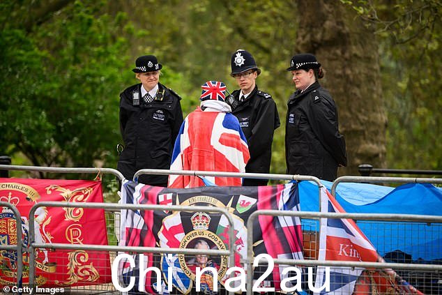 警方今天与在白金汉宫附近露营的皇室粉丝 John Loughrey 谈话