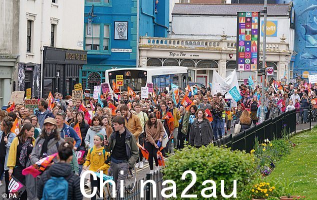 国家教育联盟 (NEU) 的教师成员在布赖顿的一次集会上举行全英格兰罢工