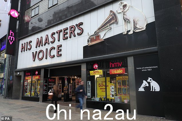 伦敦牛津街的 HMV 商店摄于 2018 年不久前重新关闭(左)并以其当前形式作为“糖果世界”,其中之一是“class=