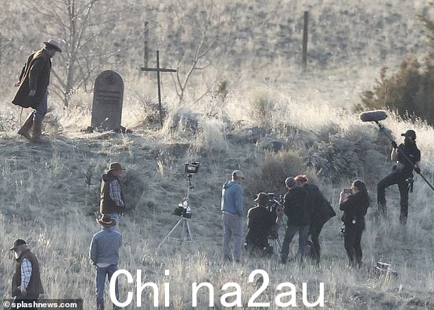 人物:鲍德温准备跪在西方场景中的坟墓前