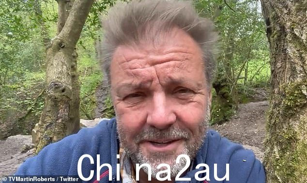 解决方案:尽管出现了奇怪的情况,BBC 主持人再次在 Twitter 上向粉丝们通报情况,并透露他用他的骨灰埋葬了他父亲的骨灰沃灵顿的母亲,然后“将剩下的遗体从塑料袋中撒在周围”