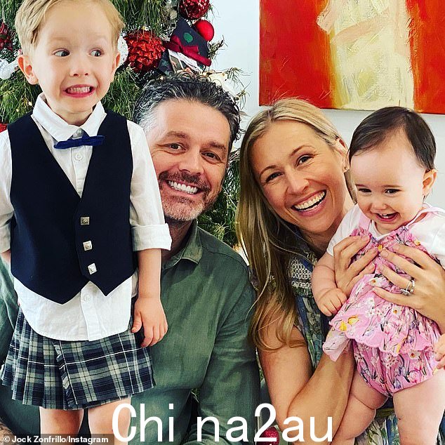 Jock 身后留下了他的第三任妻子 Lauren Fried 和他的四个孩子:Ava 和 Sophia,来自他的前两次婚姻,以及 Alfie 和 Isla,还有 Fried。(Zonfrillo、Lauren 和他们的两个孩子在这里看到在最近的一张家庭照片中)