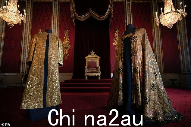 Supertunica(左图)和帝国斗篷(右图)组成加冕法衣