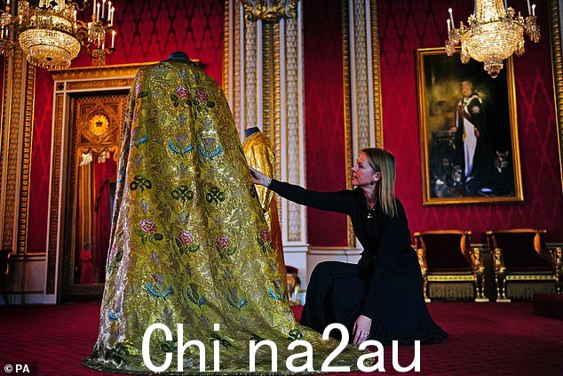 奢华的面料(由皇家收藏信托基金的国王艺术品副测量员 Caroline de Guitaut 在这里布置)非常有分量