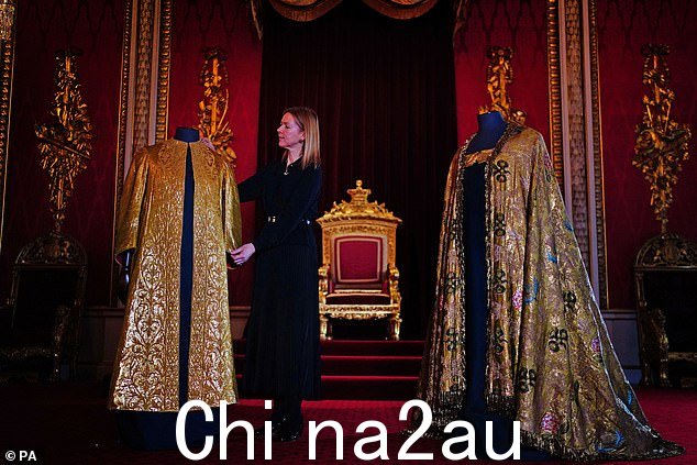 根据皇家收藏信托基金的国王艺术品副测量员 Caroline de Guitaut 的说法(如图),这些服装“绝对让人联想到”加冕典礼