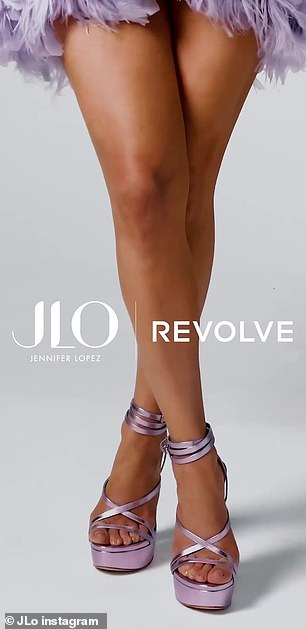 A-list pins:Jennifer 塑造了一双名为“Jenny Sandal”的厚底凉鞋时,雕刻的双腿和她身体的其他部分一起闪闪发光