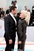 休·杰克曼 (Hugh Jackman) 的妻子黛博拉·李·弗内斯 (Deborra-Lee Furness) 在 Met Gala 炫耀她戏剧性的新造型