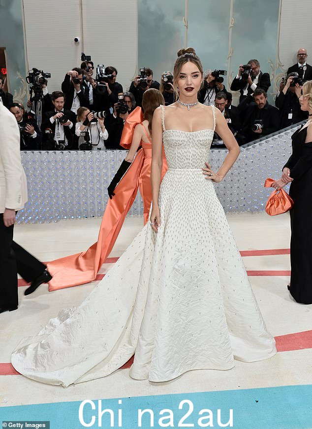Miranda 身穿设计师 Dior 设计的带有珍珠装饰的米白色礼服,像公主一样漂亮