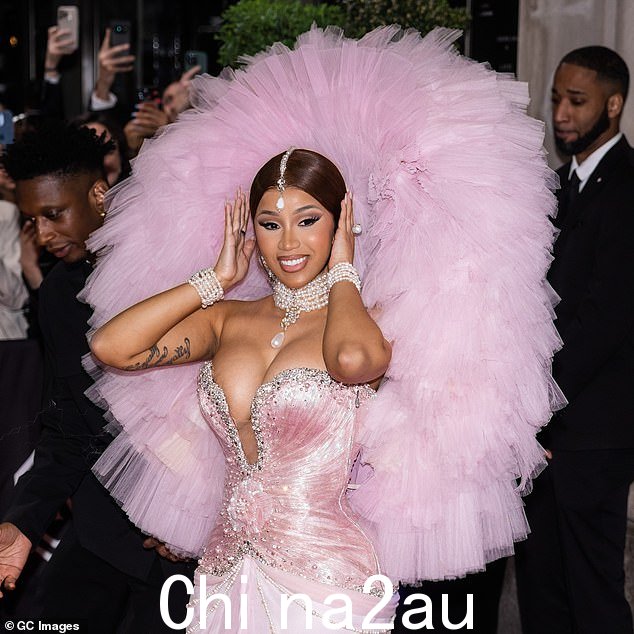 珠宝首饰:Cardi 用多层珍珠项链和配套的珍珠手镯装饰她的第一套亮丽服装
