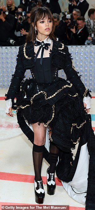 致敬:今年在大都会艺术博物馆举行的年度筹款活动的主题是“Karl Lagerfeld:一条美丽的线条”,Jenna 的服装以黑色和-他设计中典型的白色外观和沉重的珠宝