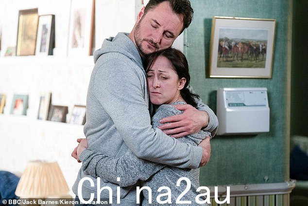心烦意乱:后来,当她的前任马丁福勒在 Reiss 的忏悔中安慰她时,彻底崩溃的索尼娅泪流满面