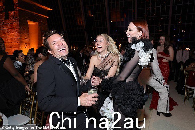 Jimmy Fallon 周一晚上与 Gigi Hadid 和 Karen Elson 在 Met Gala 合照