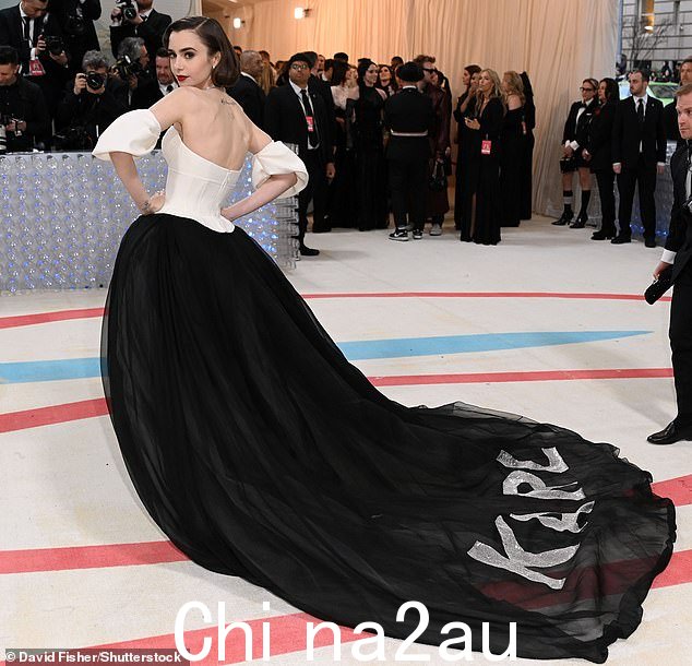 太棒了:莉莉·柯林斯 (Lily Collins) 周一晚上踏上纽约市 2023 年 Met Gala 时身着 Karl Lagerfeld 风格的黑白礼服,令人惊叹