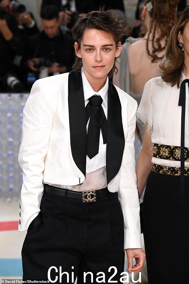 似乎是对的:'这对 Met Gala 来说似乎是对的,也因为它真的与 Kristen 对话并且是她会做的事情, ' 她补充说