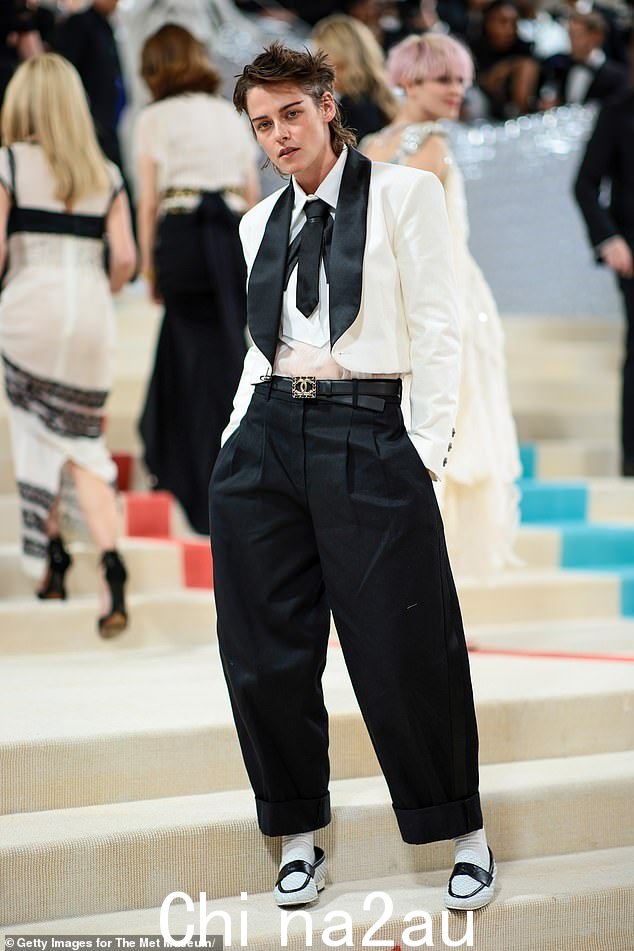 克里斯汀的造型:克里斯汀斯图尔特在谈到 2023 年 Met Gala 主题时绝对理解任务,选择用他自己的设计之一向已故时装设计师卡尔拉格斐致敬