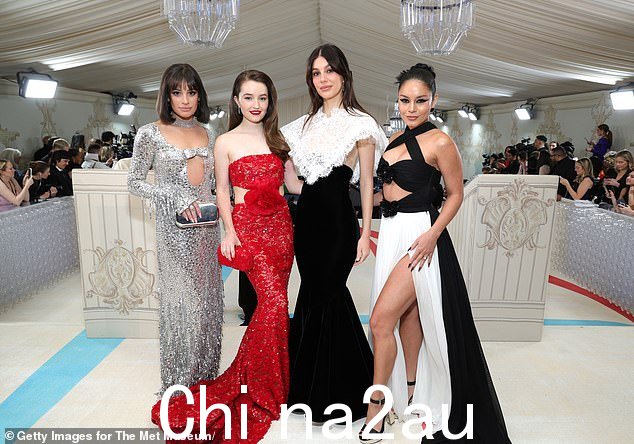 Michele 与其他与会者 Kaitlyn Dever、Camila Morrone 和 Vanessa Hudgens 合影