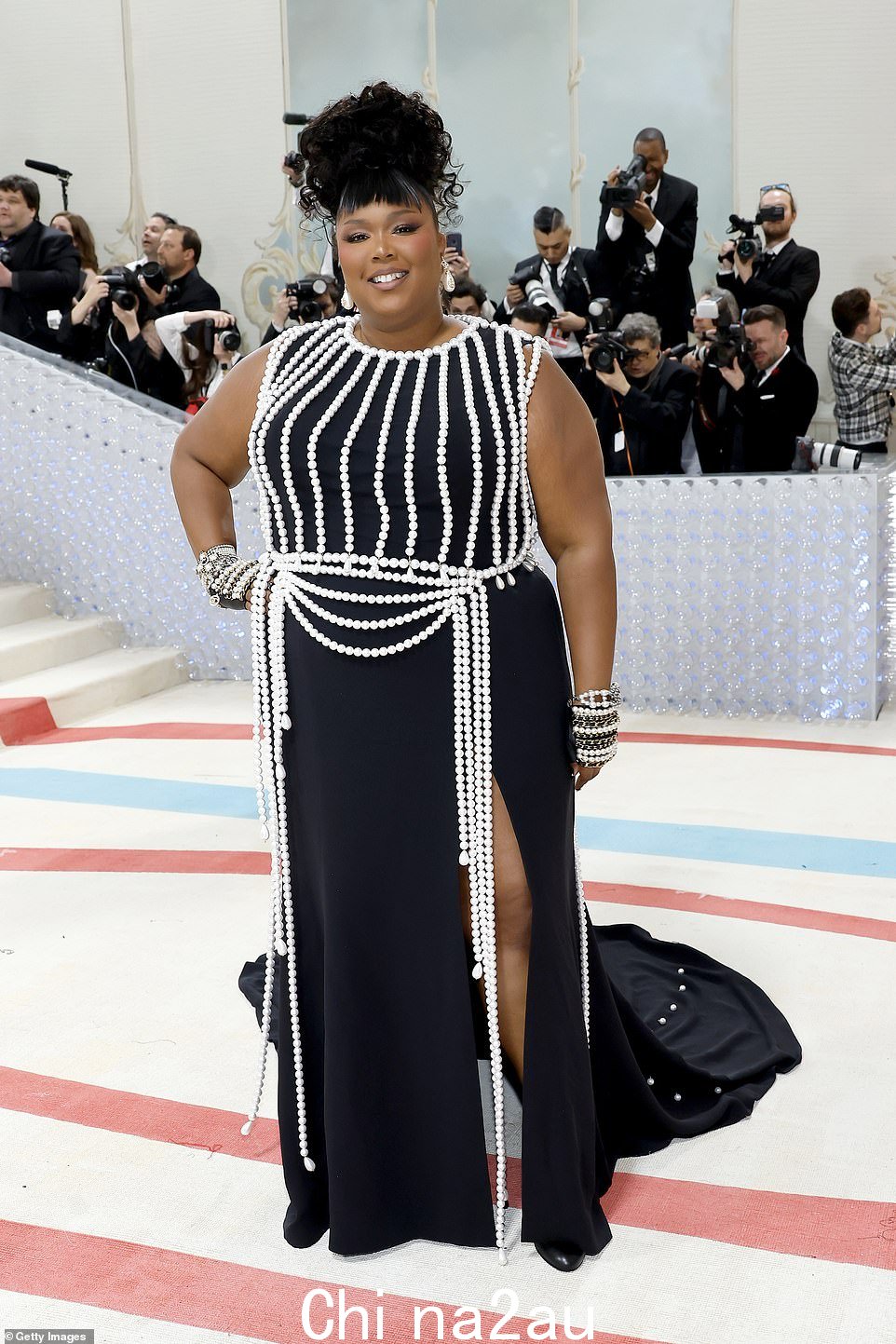 令人眼花缭乱的展示:这位说唱歌手兼词曲作者自 2021 年首次亮相 Met Gala 以来就参加过 Met Gala,她用串珠手镯、珍珠吊坠耳环和黑色指甲油装饰了她永恒的连衣裙