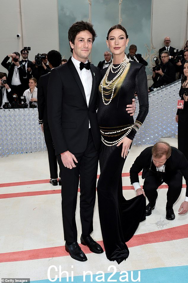 二号宝宝:这位模特在 2023 年纽约 Met Gala 与丈夫约书亚库什纳 (Joshua Kushner) 一起走上红地毯时首次展示了她隆起的大肚子